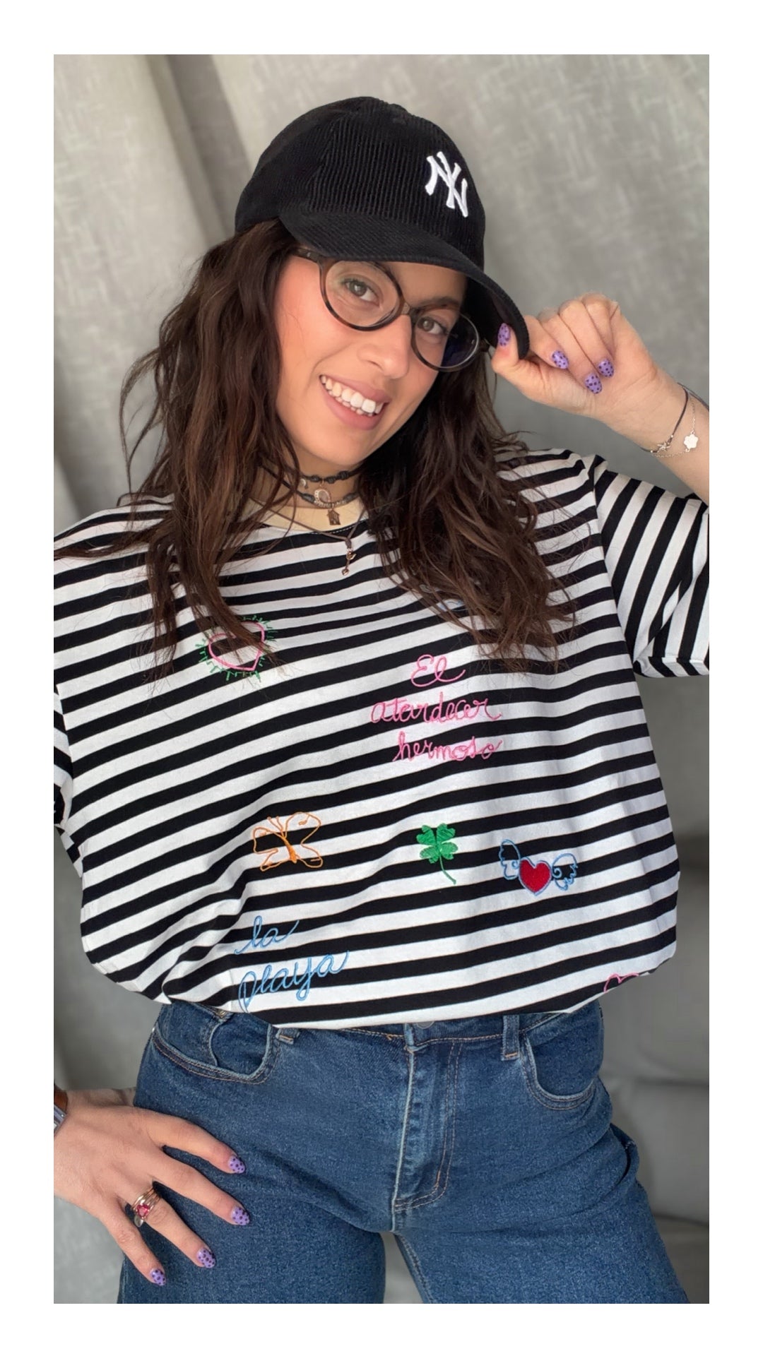 T-shirt Rigata Nera con Ricami Colorati