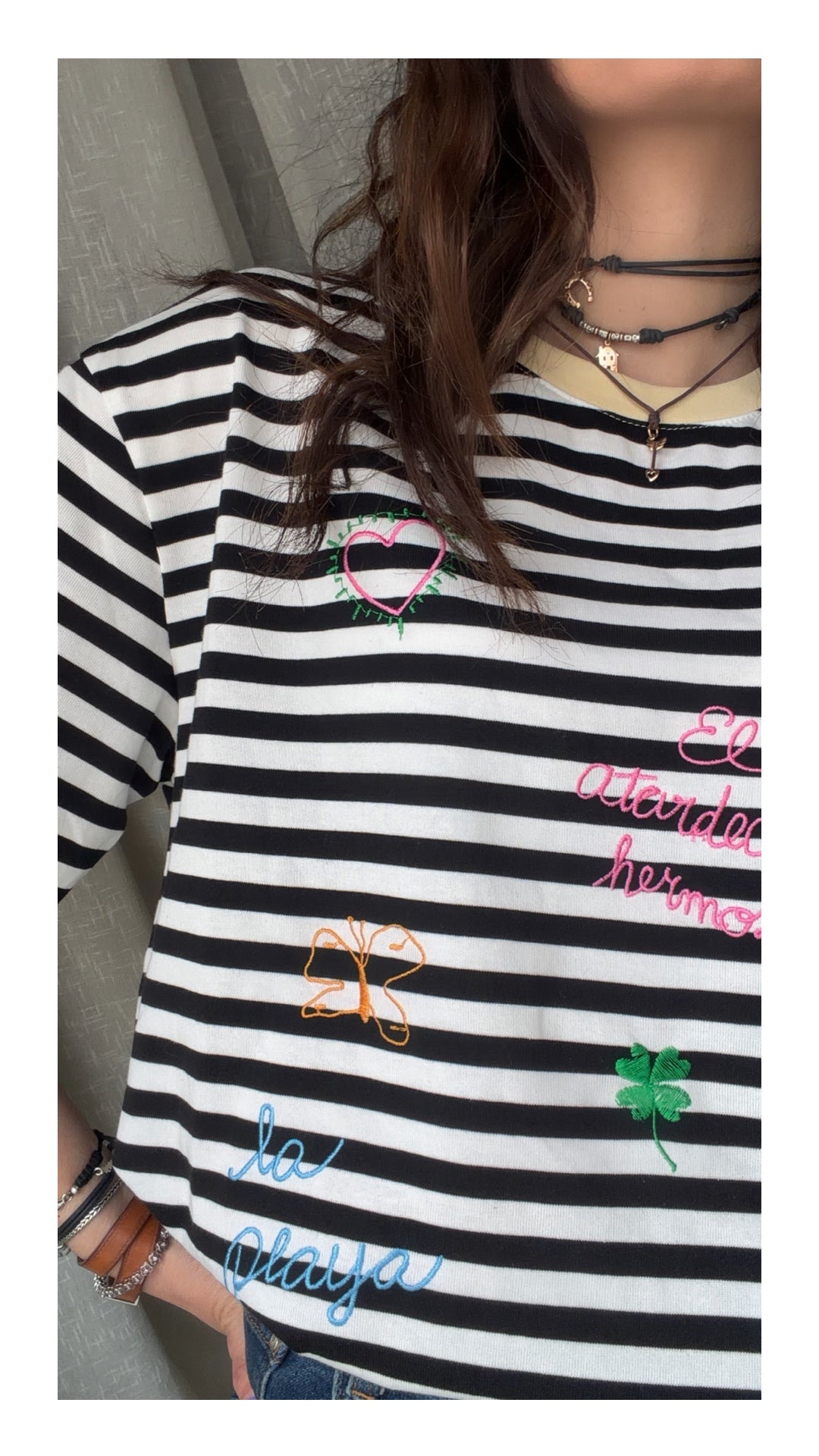 T-shirt Rigata Nera con Ricami Colorati