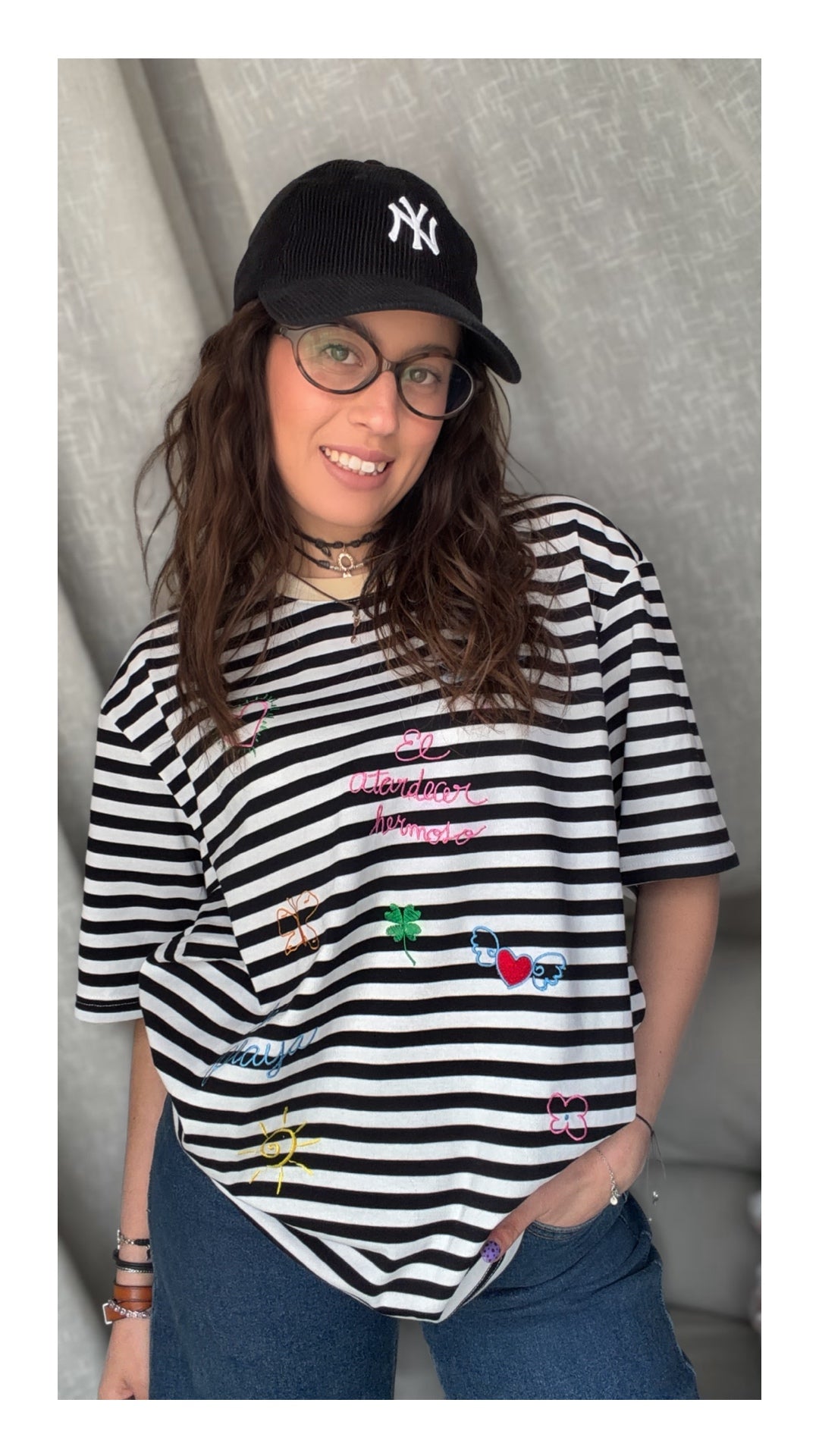 T-shirt Rigata Nera con Ricami Colorati